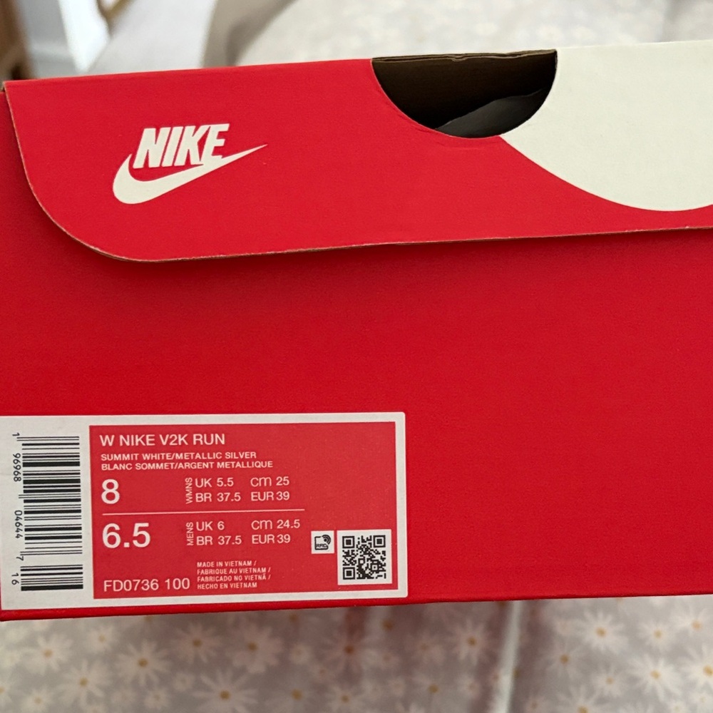 New In Box Nike V2K Run Sneakers size 8

Summit White/Pure Platinum/Light Iron - Picture 7 of 16